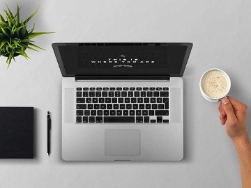 pcとノートとコーヒーの写真